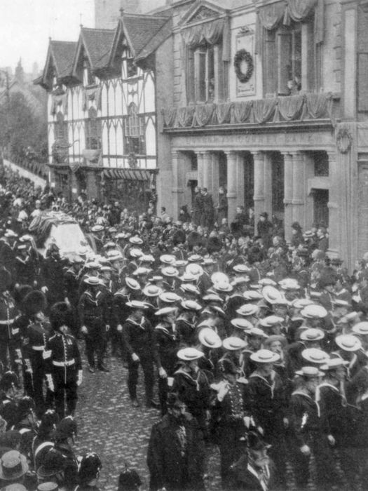 Sailors pulling the gun carriage bearing Queen Victoria’s coffin, Windsor, Berkshire, 1901.