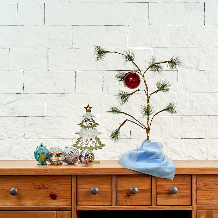 Top Pick: Charlie Brown Christmas Tree with Linus's Blanket Holiday Décor and Classic Ornament