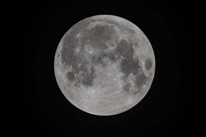 A Complete Lunar Eclipse Creates a Blood Supermoon