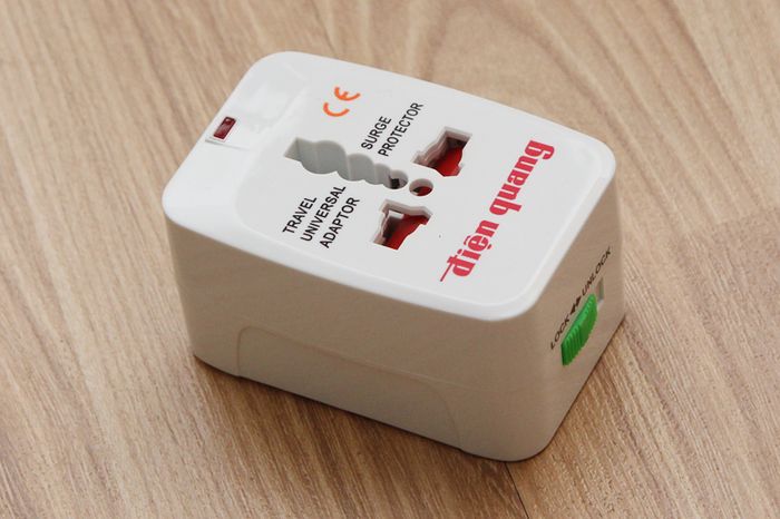 Adapter du lịch Điện Quang TV-01 - Thiết kế tiện lợi
