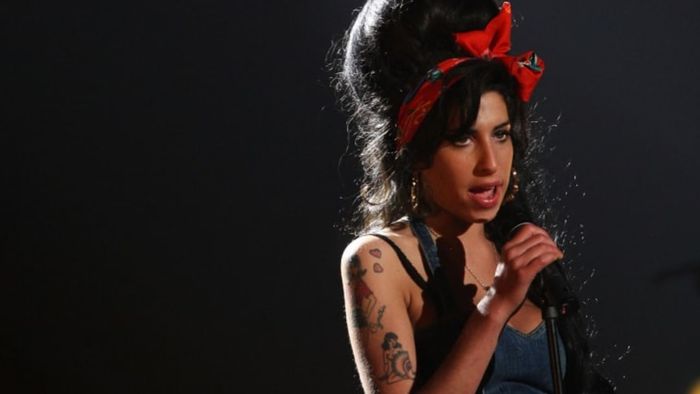Amy Winehouse performs at the MTV Europe Music Awards held at the Olympiahalle on November 1, 2007, in Munich, Germany.