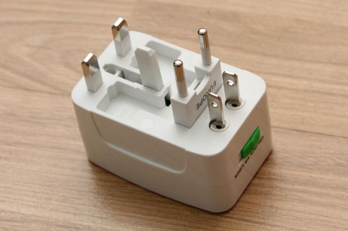 Adapter du lịch Điện Quang TV-01 - Lỗ cắm có nhiều phích cắm xếp gọn theo chuẩn quốc tế
