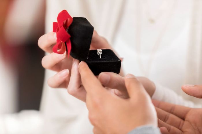 A young woman accepts her boyfriend’s marriage proposal