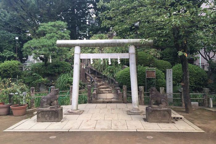 The entrance to a Fujizuka.