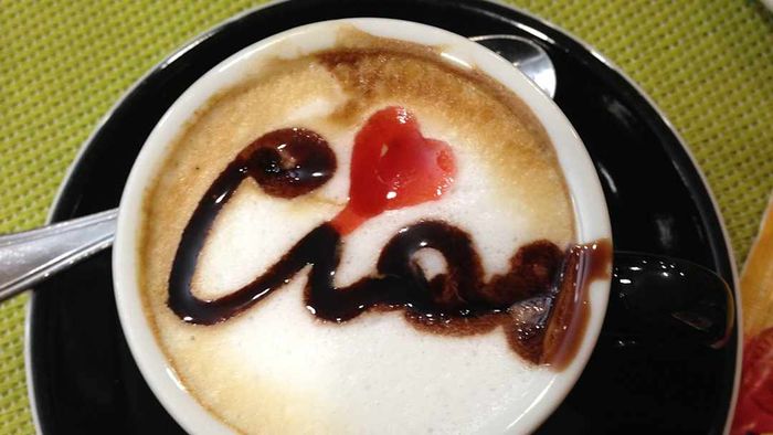 The word 'ciao' elegantly written on a latte