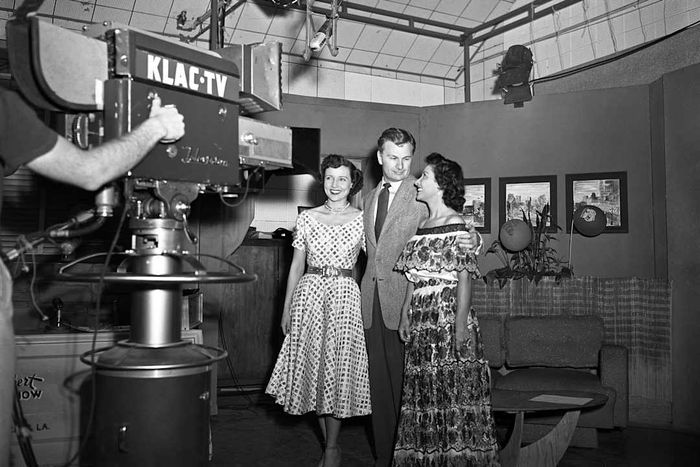 Betty White and Eddie Albert appearing together on a 1952 episode of 'Hollywood on Television.'