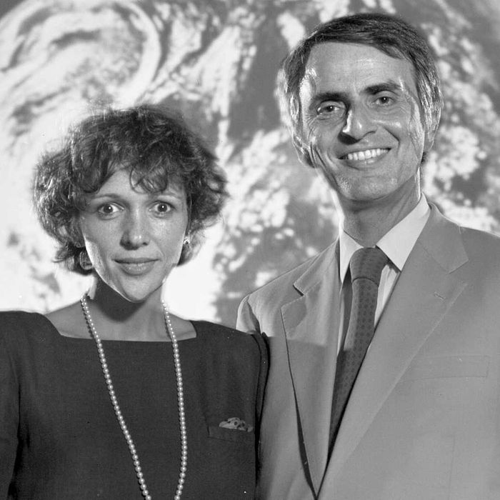 A portrait of Ann Druyan and Carl Sagan.