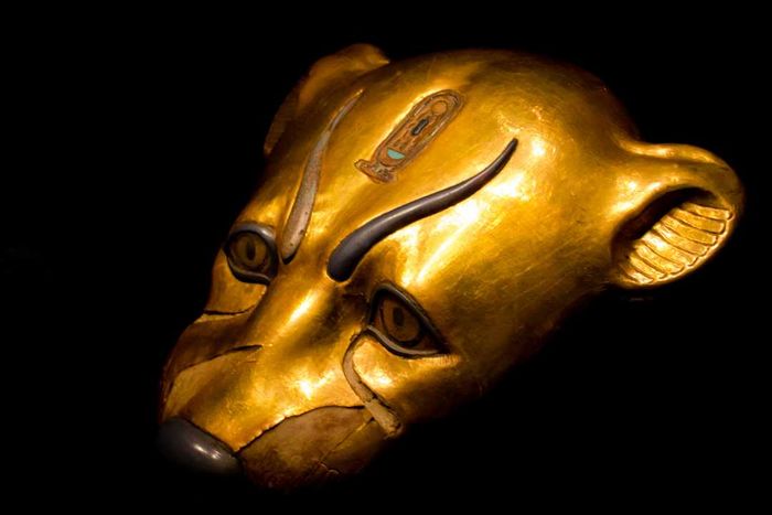 A sculpted leopard head crafted from gold.