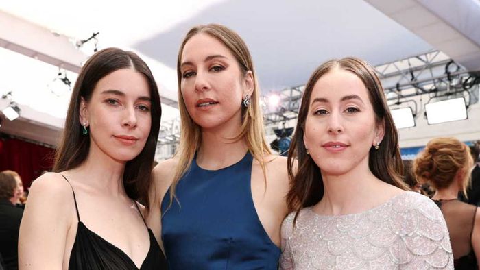 Here are Este Haim, Alana Haim, and Danielle Haim.
