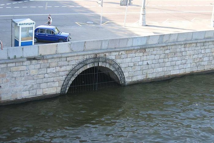 The point where the Neglinnaya River emerges in Moscow.