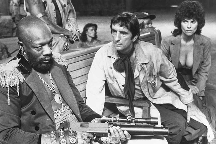 Isaac Hayes wielding an Uzi in Escape from New York