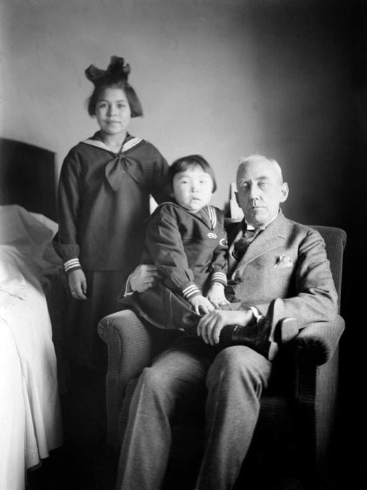 Roald Amundsen with Camilla and Kakonita around 1922