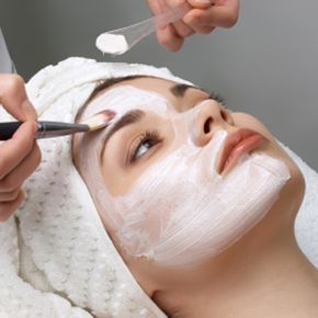Explore the beauty salon series: the art of applying facial masks