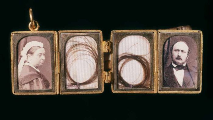 A gold locket believed to have been given by Queen Victoria to John Brown, 19th century.