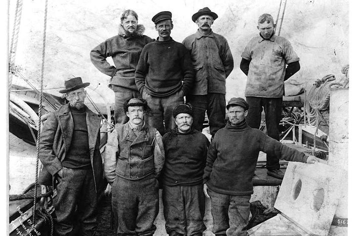 a photograph of Roald Amundsen and his crew on the 'Gjøa' in Nome, Alaska