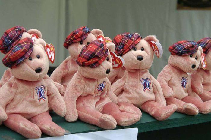 Bear Beanie Babies dressed in golf caps.