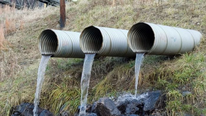 A dynamic image of water flowing down the pipe.