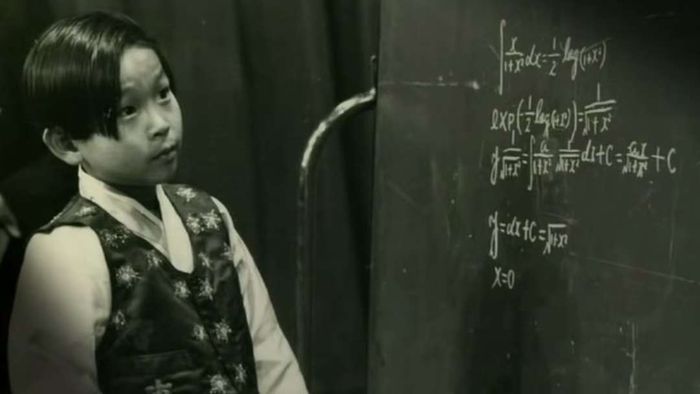 Genius Kim Ung-Yong solves calculus problem on blackboard