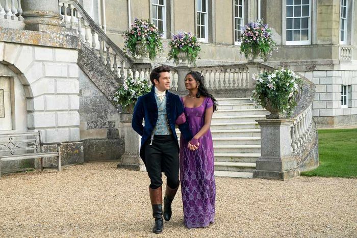Jonathan Bailey and Simone Ashley star together in 'Bridgerton.'