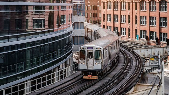 A train running above the streets of Chicago