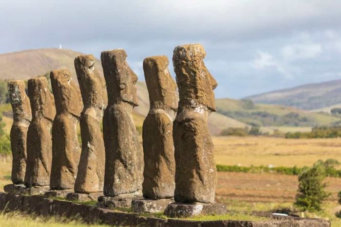 During the equinox, these Moai face the setting sun directly.