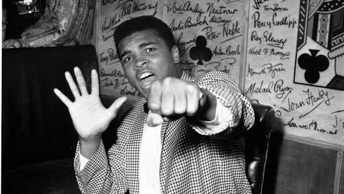Muhammad Ali confidently forecasts the duration of a match.