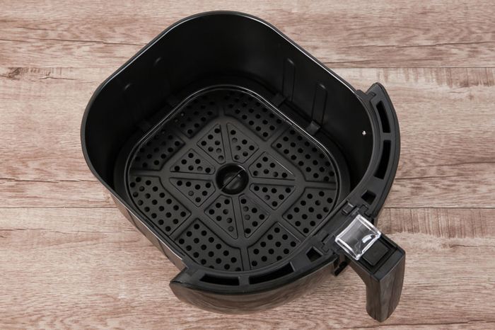 Thiết kế khay tách dầu, khay chiên chống dính bền bỉ - Nồi chiên không dầu Mishio MK-165 5.5 lít Đen