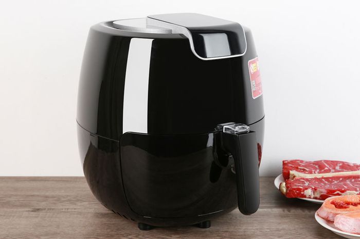 Có vỏ bằng nhựa PP cách nhiệt chống bỏng - Nồi chiên không dầu Mishio MK-165 5.5 lít Đen