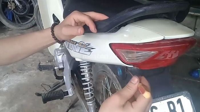 Phương pháp mở cốp xe Wave sử dụng tua vít