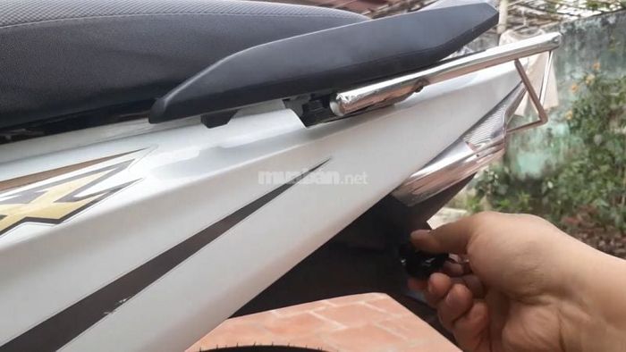 Bạn nên ưu tiên sử dụng chìa khóa để mở cốp xe Wave