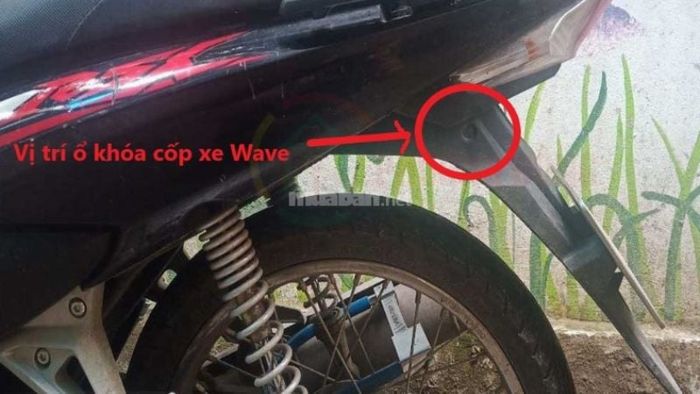 Đưa chìa khóa vào ổ khóa tại vị trí cốp xe