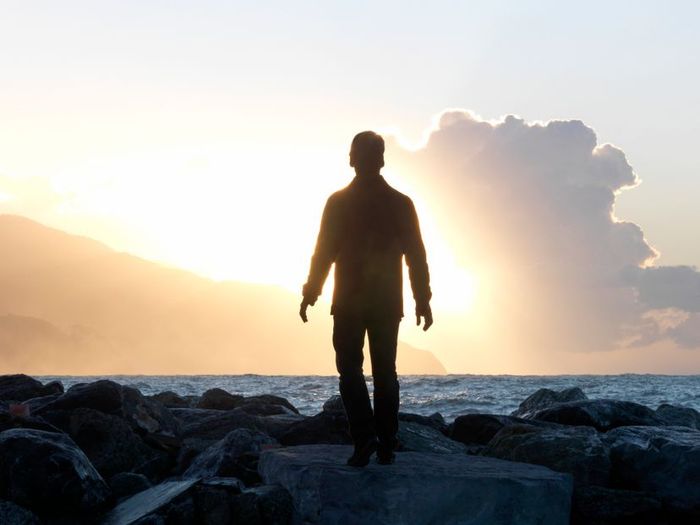 What does it mean to see a deceased person alive in your dreams?