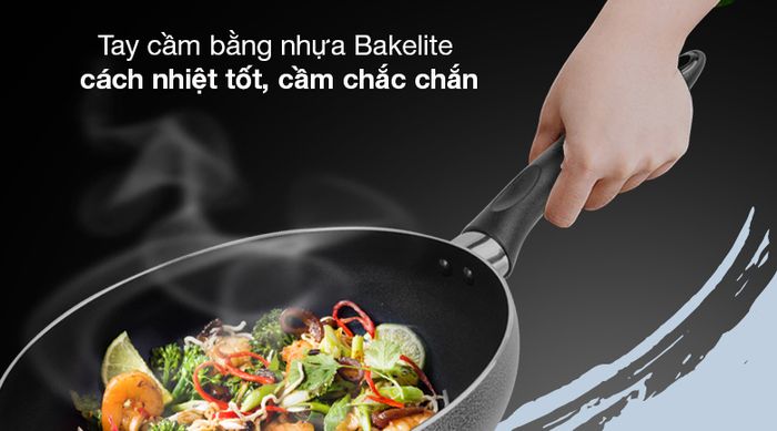 Chảo nhôm sâu chống dính nắp kính 26cm Sunhouse SHS26K - Với khối lượng 1.32 kg kết hợp tay cầm bằng nhựa Bakelite cách nhiệt