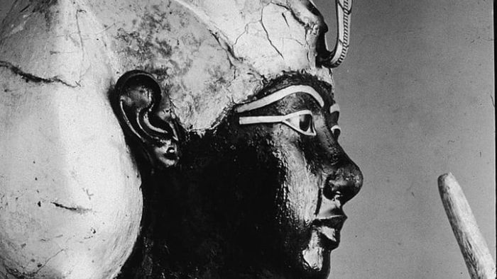 A profile view of a wooden statue of King Tutankhamun.