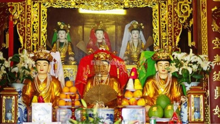 Mẫu văn khấn Tam Tòa Thánh Mẫu chi tiết để cầu may mắn và an lành