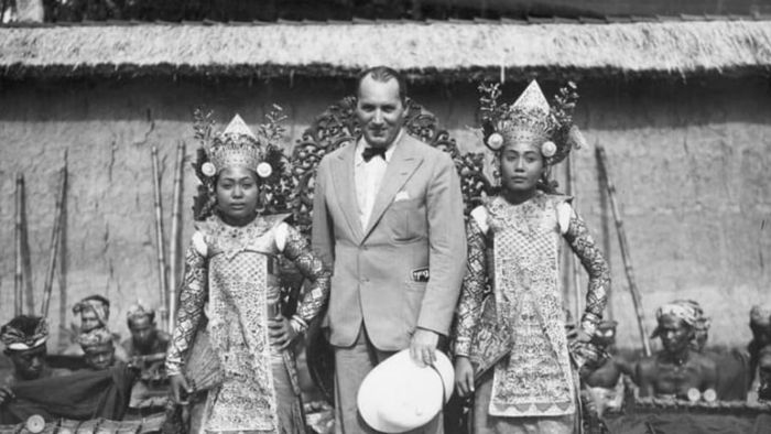 Robert Ripley is photographed alongside two Balinese dancers.
