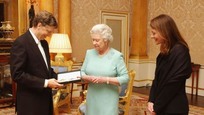 In 2005, Queen Elizabeth II presented Bill Gates with an honorary knighthood, and his wife, Melinda Gates, received the title of honorary dame in 2014.