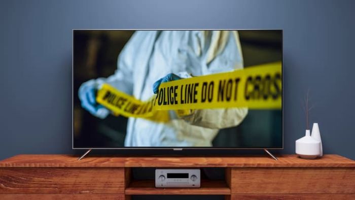 Photo illustration crafted by Mytour. Images sourced from iStock/Customdesigner (TV) and iStock/D-Keine (crime scene).