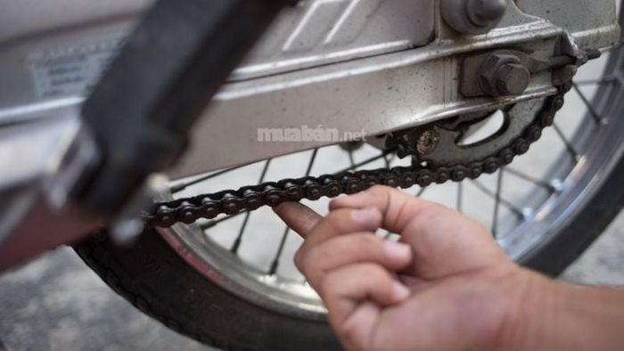 Tại sao nên điều chỉnh xích xe máy