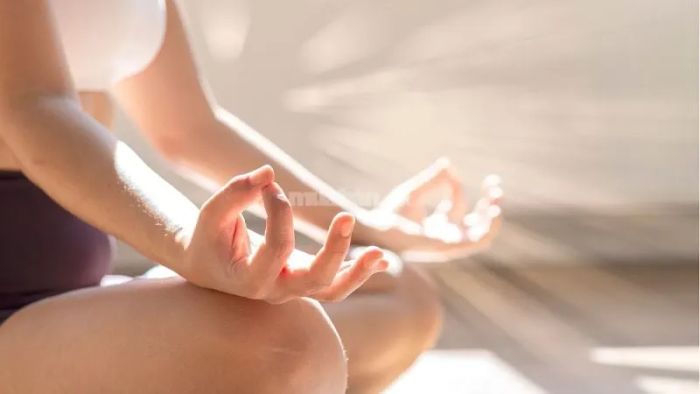 Thiền hoặc tập yoga là cách hiệu quả để giữ bình tĩnh và giảm lo âu