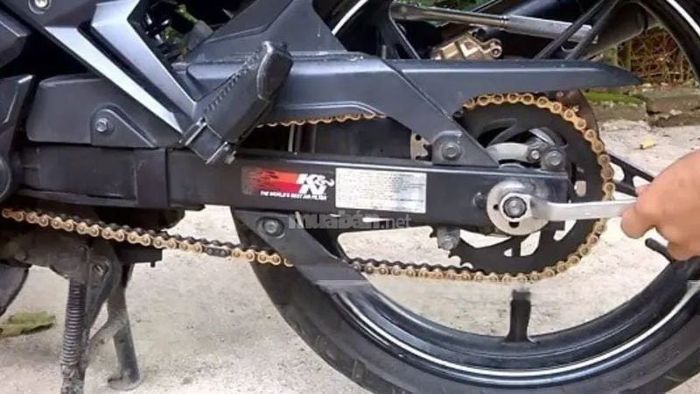 Hướng dẫn điều chỉnh xích xe máy nhanh chóng, dễ dàng và chính xác tại nhà