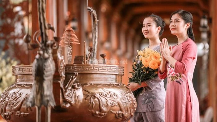 Giấc mơ thấy mình đi chùa