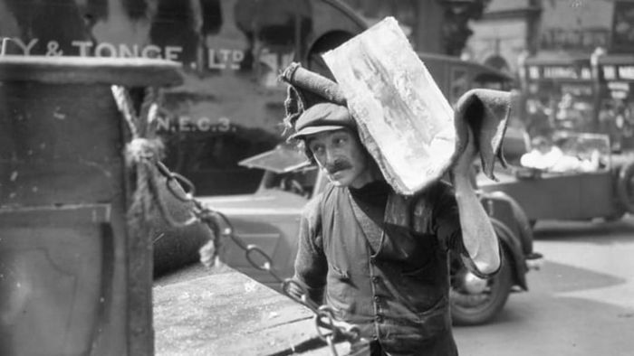 An iceman delivering ice blocks in 1932.