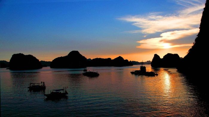 Ảnh Vịnh Hạ Long lúc hoàng hôn mang vẻ đẹp mới lạ