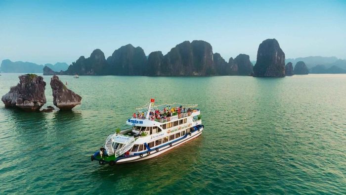 Hình ảnh hòn Trống Mái tại Vịnh Hạ Long chất lượng 4K