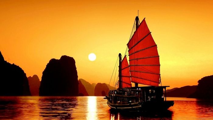 Những bức ảnh Vịnh Hạ Long lúc hoàng hôn
