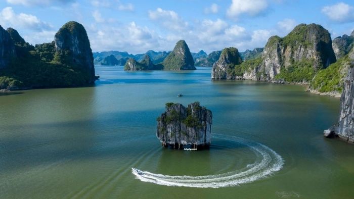 Những bức ảnh Vịnh Hạ Long hùng vĩ và đầy ấn tượng