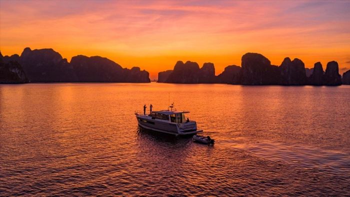 Hình ảnh Vịnh Hạ Long được chụp vào buổi chiều
