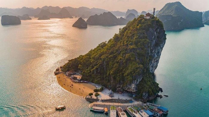 Hình ảnh hòn Trống Mái - biểu tượng của Vịnh Hạ Long