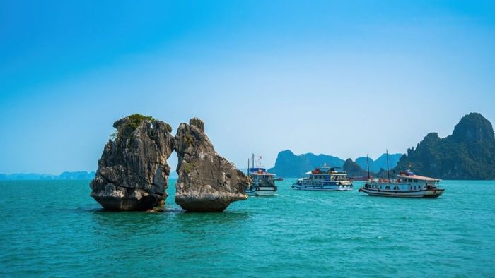 Hình ảnh hòn Trống Mái tại Vịnh Hạ Long chất lượng 4K